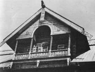 Резной балкончик деревянного карельского дома